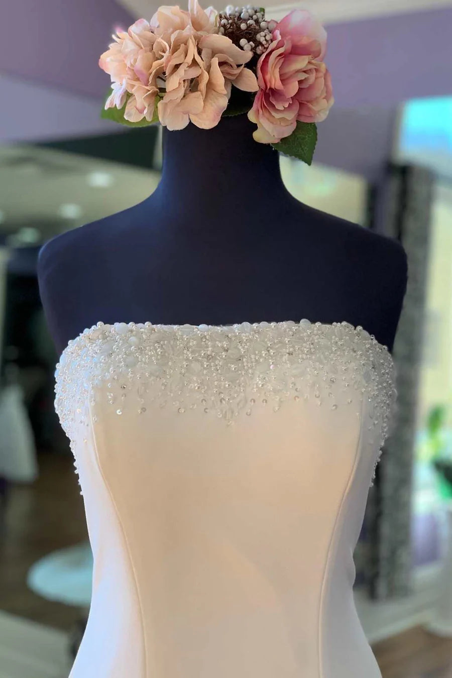 Vestido de novia largo de sirena sin tirantes y con cuentas